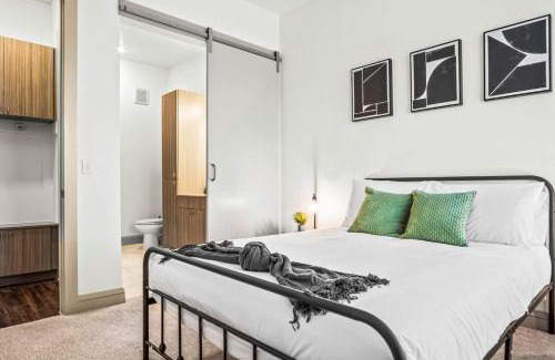 West Oak Hill Apartamento | Luxurious New Unit 1Bd1BaPool, Golf Sim