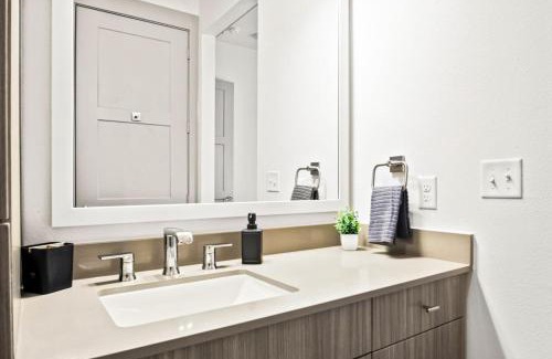 West Oak Hill Apartamento | Luxurious New Unit 1Bd1BaPool, Golf Sim