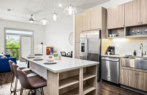 West Oak Hill Apartamento | Luxurious New Unit 1Bd1BaPool, Golf Sim
