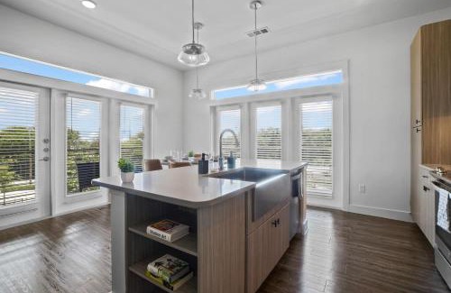West Oak Hill Apartamento | Luxurious New Unit 2Bd 2Ba Pool, Golf Sim