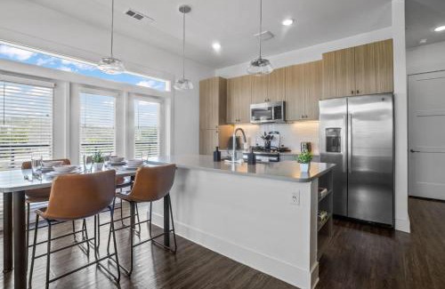 West Oak Hill Apartamento | Luxurious New Unit 2Bd 2Ba Pool, Golf Sim
