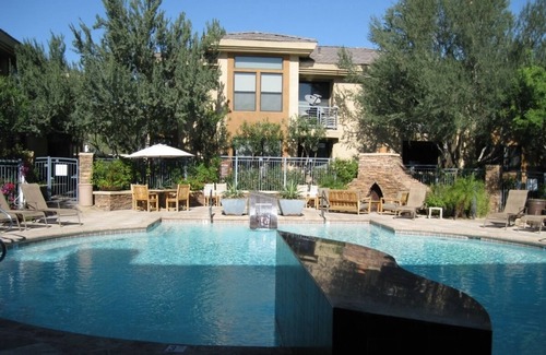 Desert View Village Condominio | Lujoso condominio junto a la piscina en el norte de Scottsdale