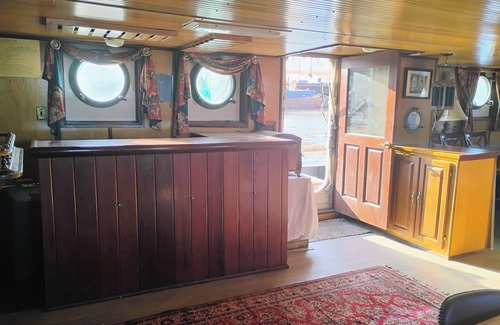 Staten Island Alquiler De Eote | Luxurious one of a kind Tugboat/yacht, NYC, Sleeps 12, unique experience,