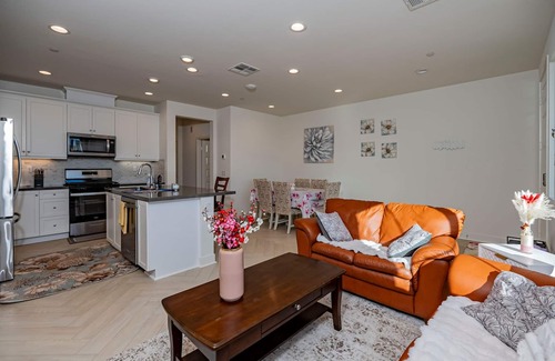 Ontario Apartamento | Luxurious Ontario Townhouse Ideal Family Retreat