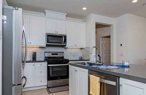 Ontario Apartamento | Luxurious Ontario Townhouse Ideal Family Retreat