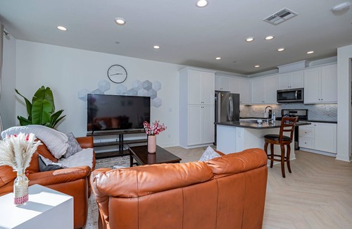 Ontario Apartamento | Luxurious Ontario Townhouse Ideal Family Retreat
