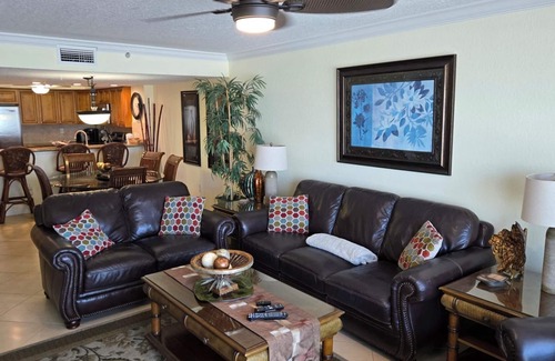 Redington Shores Condominio | Lujoso Penthouse Oasis - Frente a la playa / Frente al mar - ¡2 lugares de estacionamiento!