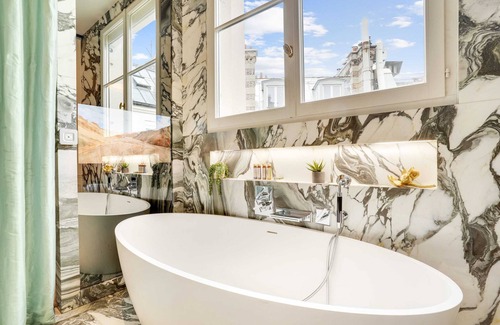 Champs-Elysees Apartamento | Parisian Penthouse with Eiffel Tower Vues- 8eme