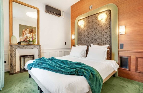 Champs-Elysees Apartamento | Parisian Penthouse with Eiffel Tower Vues- 8eme