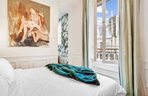 Champs-Elysees Apartamento | Parisian Penthouse with Eiffel Tower Vues- 8eme