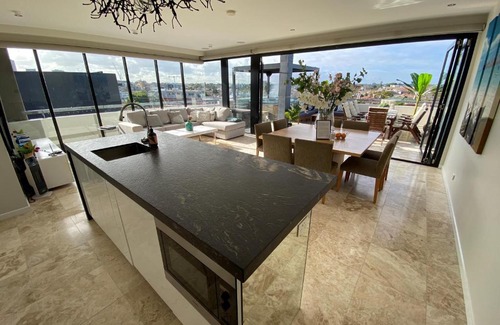 Saint Kilda South Apartamento | Luxurious Penthouse Oasis with Spa