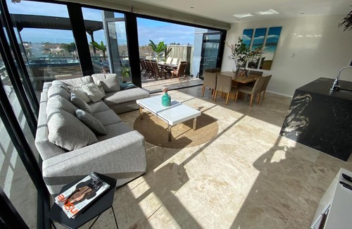 Saint Kilda South Apartamento | Luxurious Penthouse Oasis with Spa