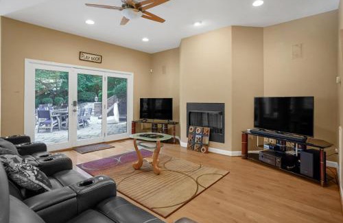 Mooresville Casa | Luxurious Private Lakefront Paradise home