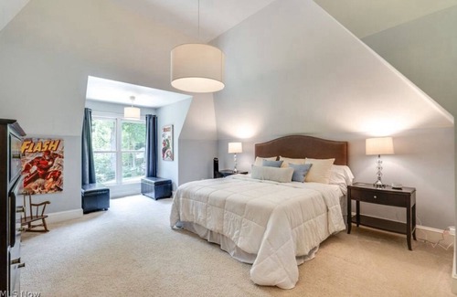 Olmsted Falls Casa | Luxurious Private Retreat and Riverfront Estate