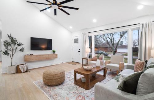 Cuyahoga County Casa | Luxurious Retreat with Sauna and Modern Design