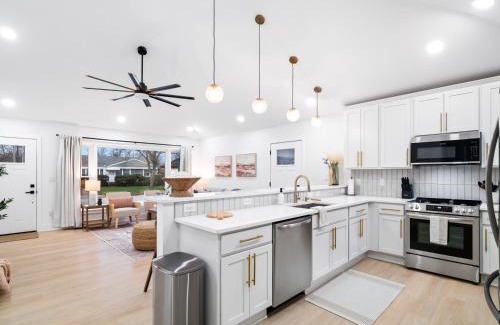 Cuyahoga County Casa | Luxurious Retreat with Sauna and Modern Design