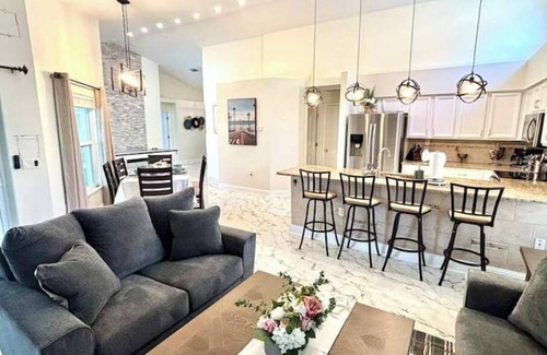 Town 'n' Country Casa | Luxurious Relaxation Home - Pool Games / 8PPL-4BR