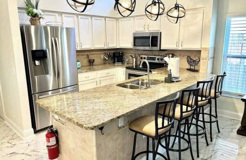 Town 'n' Country Casa | Luxurious Relaxation Home - Pool Games / 8PPL-4BR