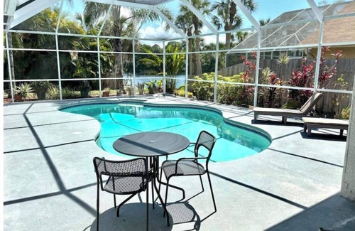 Town 'n' Country Casa | Luxurious Relaxation Home - Pool Games / 8PPL-4BR