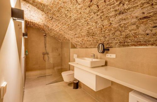 Utrecht City Center Casa | Luxurious renovated apartment in Utrecht City center with view on the old canal