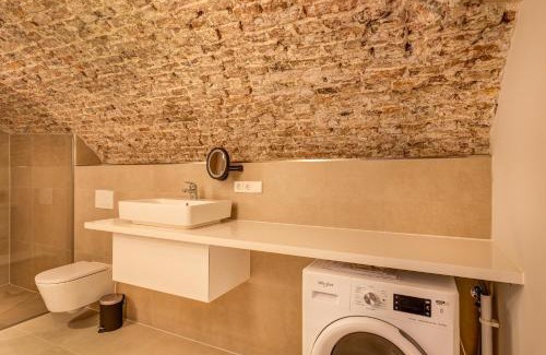 Utrecht City Center Casa | Luxurious renovated apartment in Utrecht City center with view on the old canal
