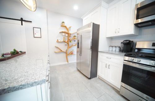 Delta Casa | Luxurious Renovated Gem in Convenient Location!