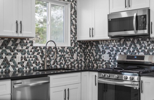 Sandy Casa | Luxurious Renovated Home with New Hot Tub: By Stadium, Expo Center, and Skiing.