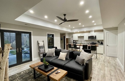 Hendersonville Apartamento | Luxurious Retreat w/Hot Tub by DuPont; mins to Pisgah, Brevard & Hendersonville