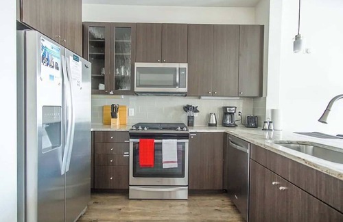 Richardson Apartamento | Luxurious Retreat: 1-Bedroom King Suite w/ Ameniti