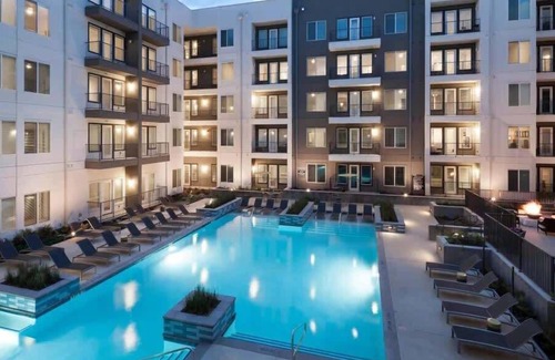 Richardson Apartamento | Luxurious Retreat: 1-Bedroom King Suite w/ Ameniti