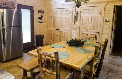 Ridgedale Cabina | Amplia cabaña de 1-3 dormitorios cerca de Branson / Capacidad hasta 8