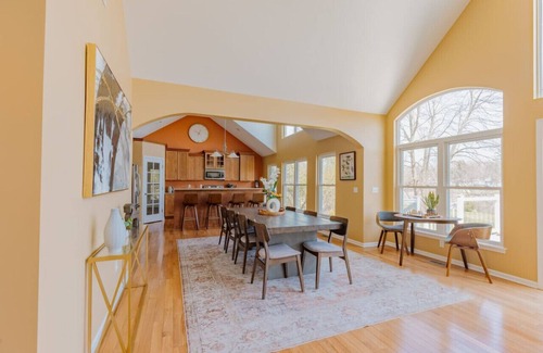 Beaverton Casa | Luxurious Retreat Spacious with Deck BBQ Grill