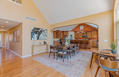 Beaverton Casa | Luxurious Retreat Spacious with Deck BBQ Grill