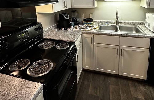 West Bloomington Condominio | luxurious retreat w top-notch features, AC, play area, game fun, gym & patio