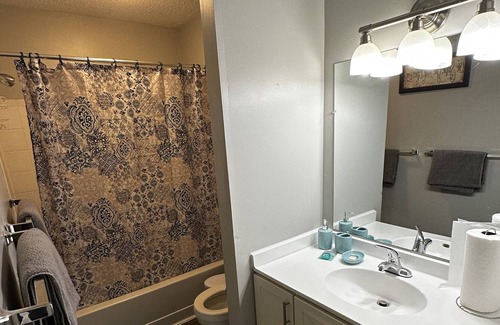 West Bloomington Condominio | luxurious retreat w top-notch features, AC, play area, game fun, gym & patio