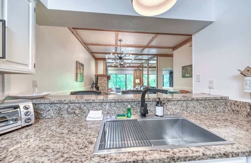 New Braunfels Condominio | Luxurious Riverfront Condo Just 1 Blk to Schlitterbahn!