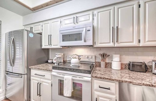 New Braunfels Condominio | Luxurious Riverfront Condo Just 1 Blk to Schlitterbahn!