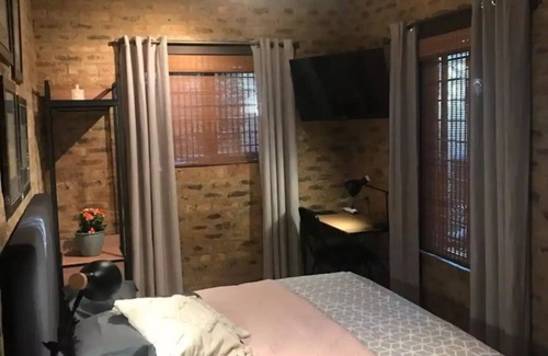 Die Wilgers Cama Y Desayuno | Luxurious Room Accommodation with living area for single person or a couple! 🌟