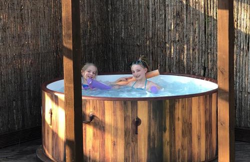 Pulborough Cabina | Luxurious Rural Cabin with Hot Tub