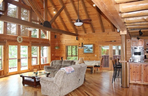 Six Mile Casa | Lujoso Rustic Log Home, con excelentes vistas de agua y puestas de sol!