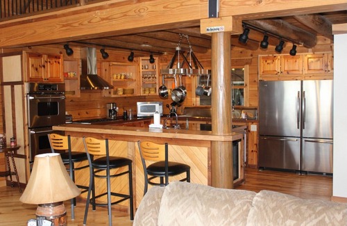 Six Mile Casa | Lujoso Rustic Log Home, con excelentes vistas de agua y puestas de sol!