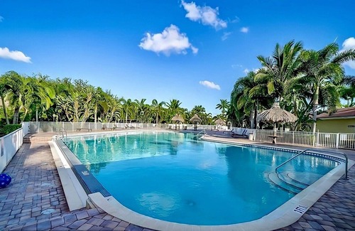 Margate Complejo | Luxurious RV Resort located in Fort Lauderdale area withTiki Hut