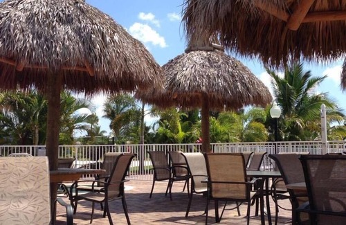 Margate Complejo | Luxurious RV Resort located in Fort Lauderdale area withTiki Hut