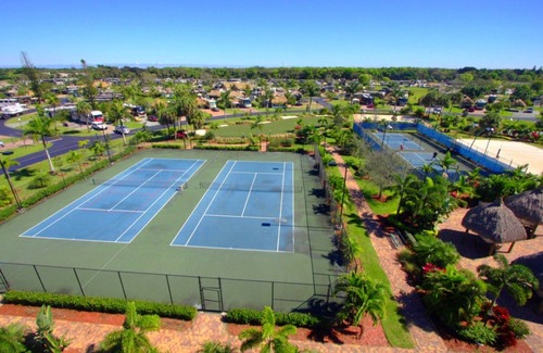 Margate Complejo | Luxurious RV Resort located in Fort Lauderdale area withTiki Hut