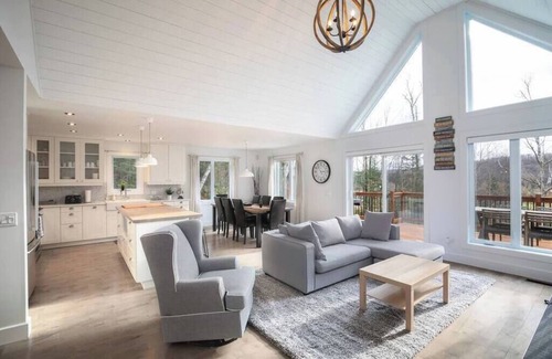 Saint-Faustin-Lac-Carre Casa | Luxurious Scandinavian Golf Chalet + Private Spa