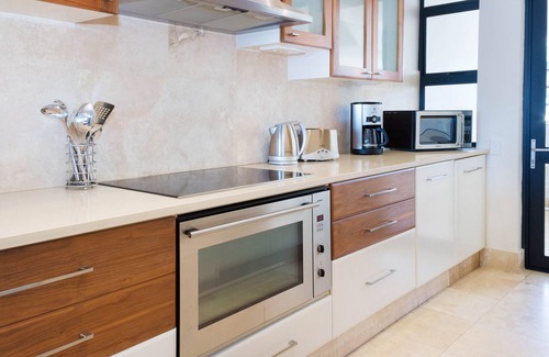 Hermanus City-Centre Apartamento | Luxurious Seafront Apartment in the Heart of Historic Hermanus