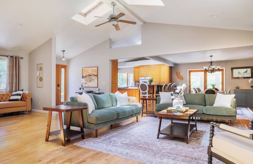 Ukiah Casa | Luxurious & Serene Estate: Sleeps 20, Pool, Games!