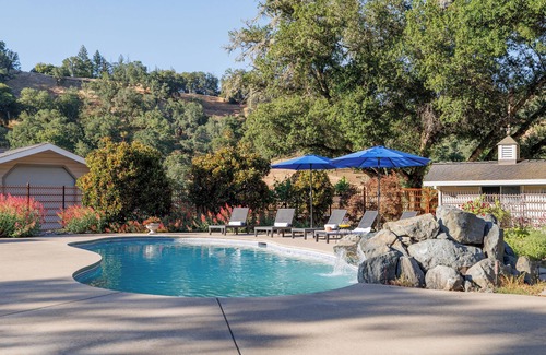 Ukiah Casa | Luxurious & Serene Estate: Sleeps 20, Pool, Games!