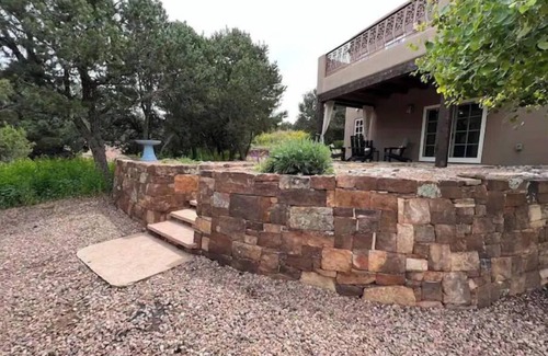 Vista Encantada Casa | Luxurious, Serene Guest House Only 2 miles from Famed Santa Fe Plaza