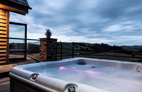 Montgomery Casa | Luxurious six star countryside retreat sleeping 6. Pet friendly with a hot tub and sauna.